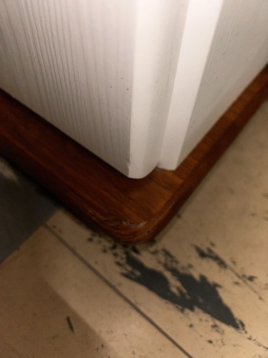 Drewniana szafka narożna