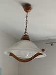 lampa ze szklanym kloszem i drewnem na złotym łańcuchu