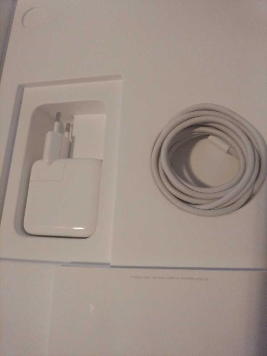 Vendo MacBook Air 13 M1 8gb de Ram e 256gb de memória interna.