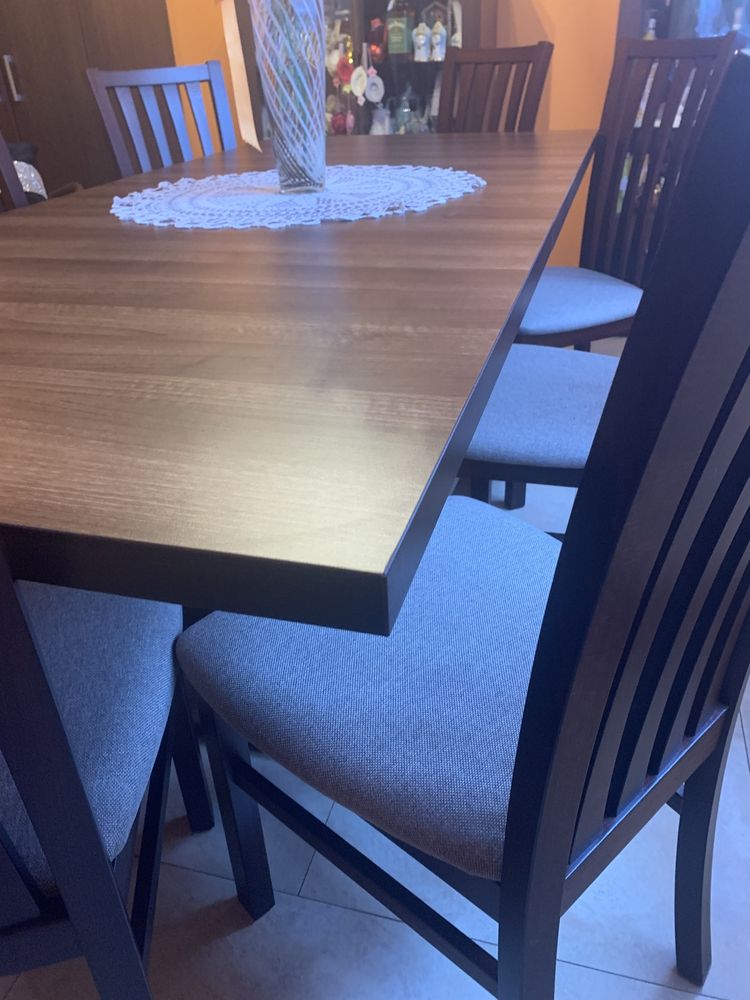 Duży rozkładany stół ciemny do jadalni orzech