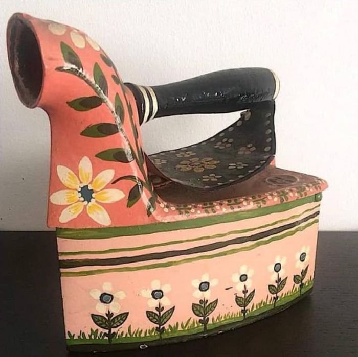 Ferro de engomar antigo pintado à mão