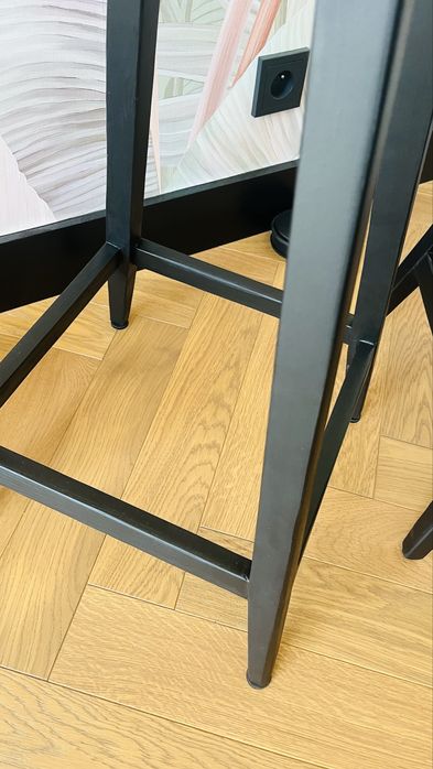 Hoker wysoki – drewno, czarny, obicie velvet butelkowa zieleń