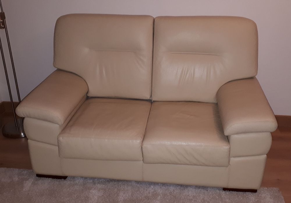 Sofá de 2 lugares em pele creme