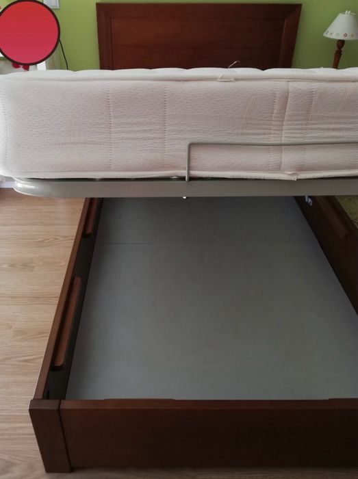 Cama com sistema elevatório