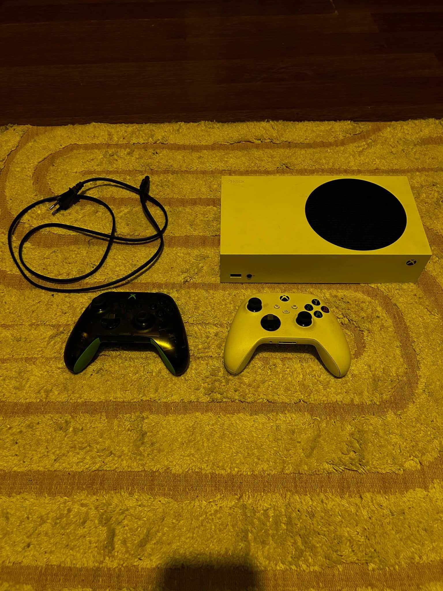 Xbox Series S Dwa pady stan Bardzo Dobry