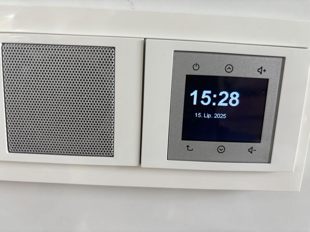 Radio podtynkowe w gniazdku berker