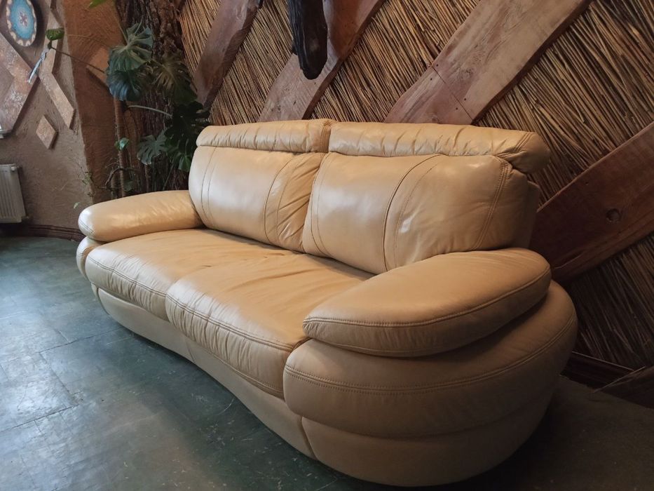Великий шкіряний диван-ліжко.Стан ідеальний
