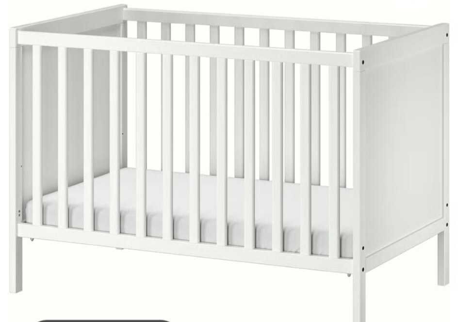 Berço ou cama de bebé com colchão