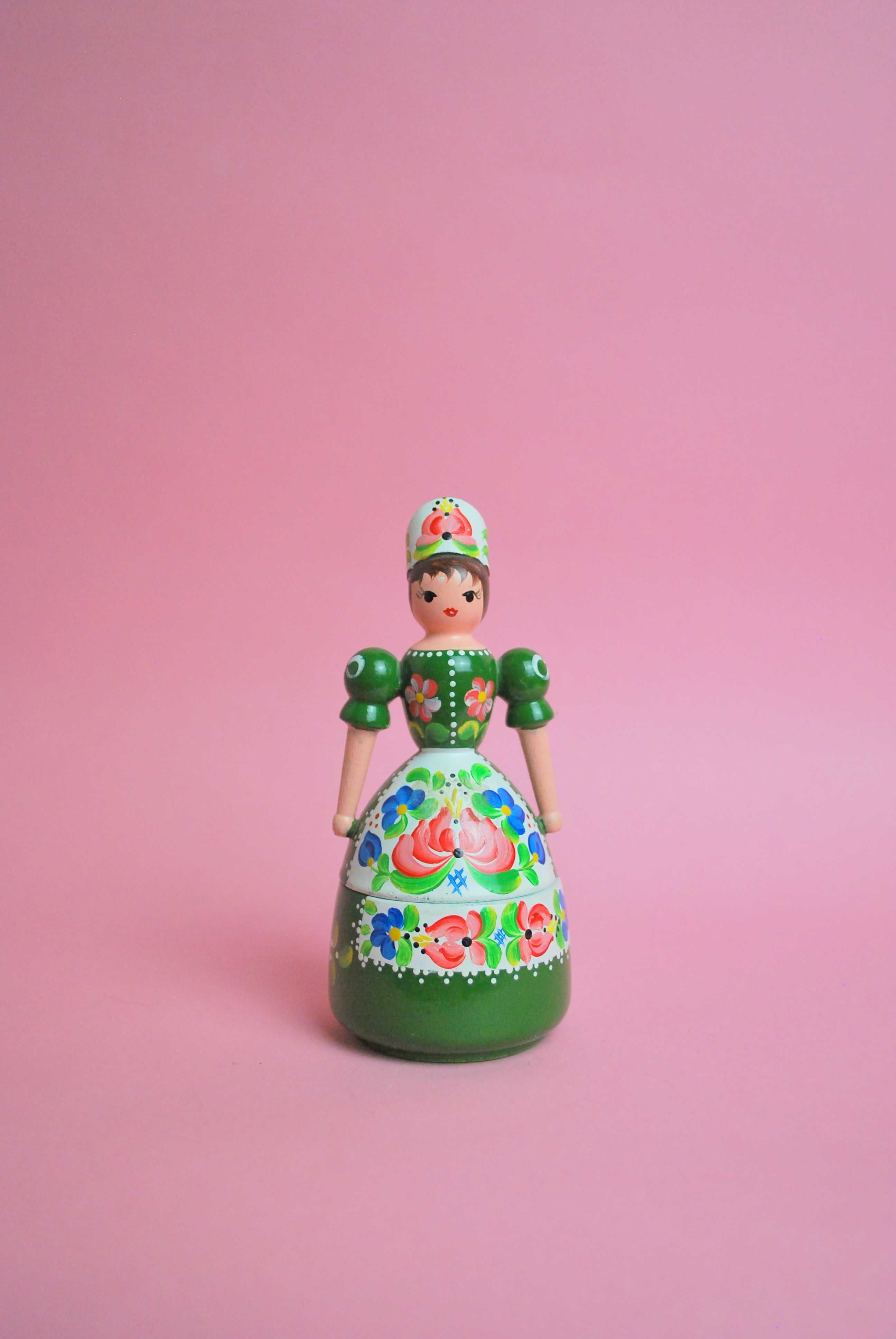 drewniana lalka pudełko pojemnik retro folk węgry
