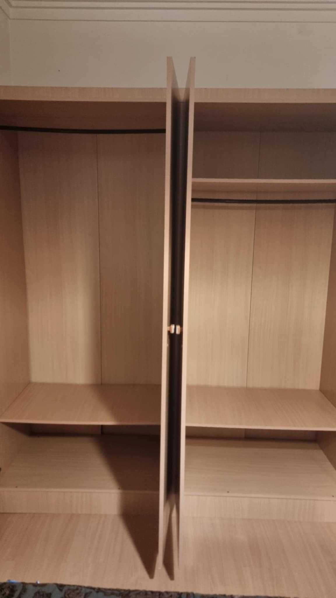 Roupeiro de melamina com portas de abrir