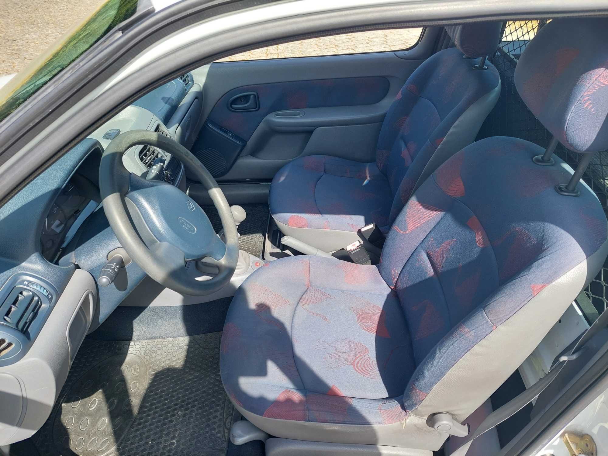 Renault Clio 1.9D em Circulação