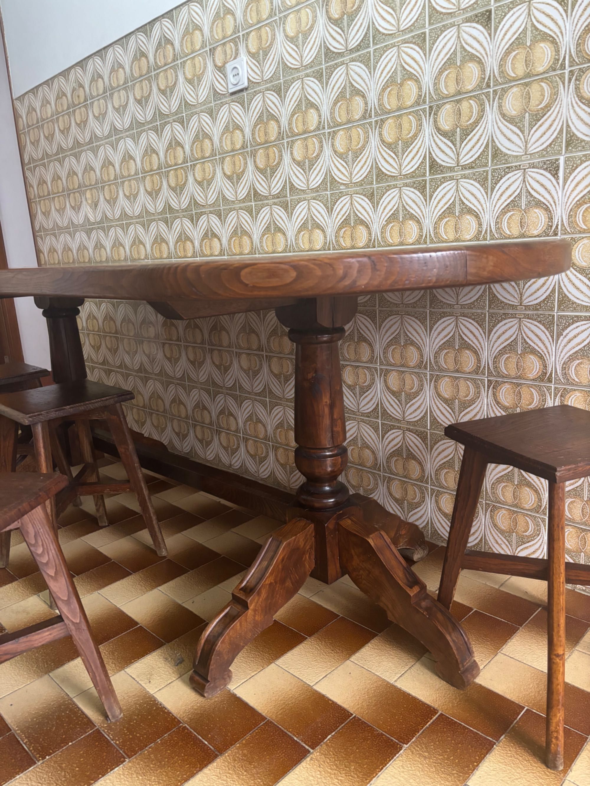 Mesa de jantar em castanho