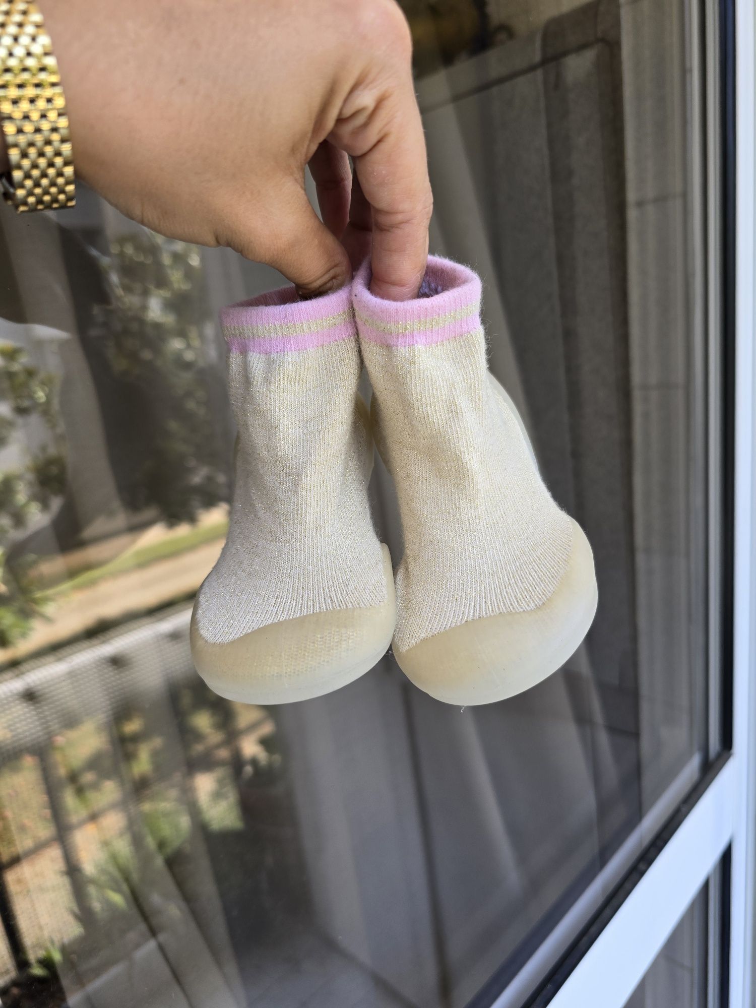 2 pares de calçado tipo Attipas