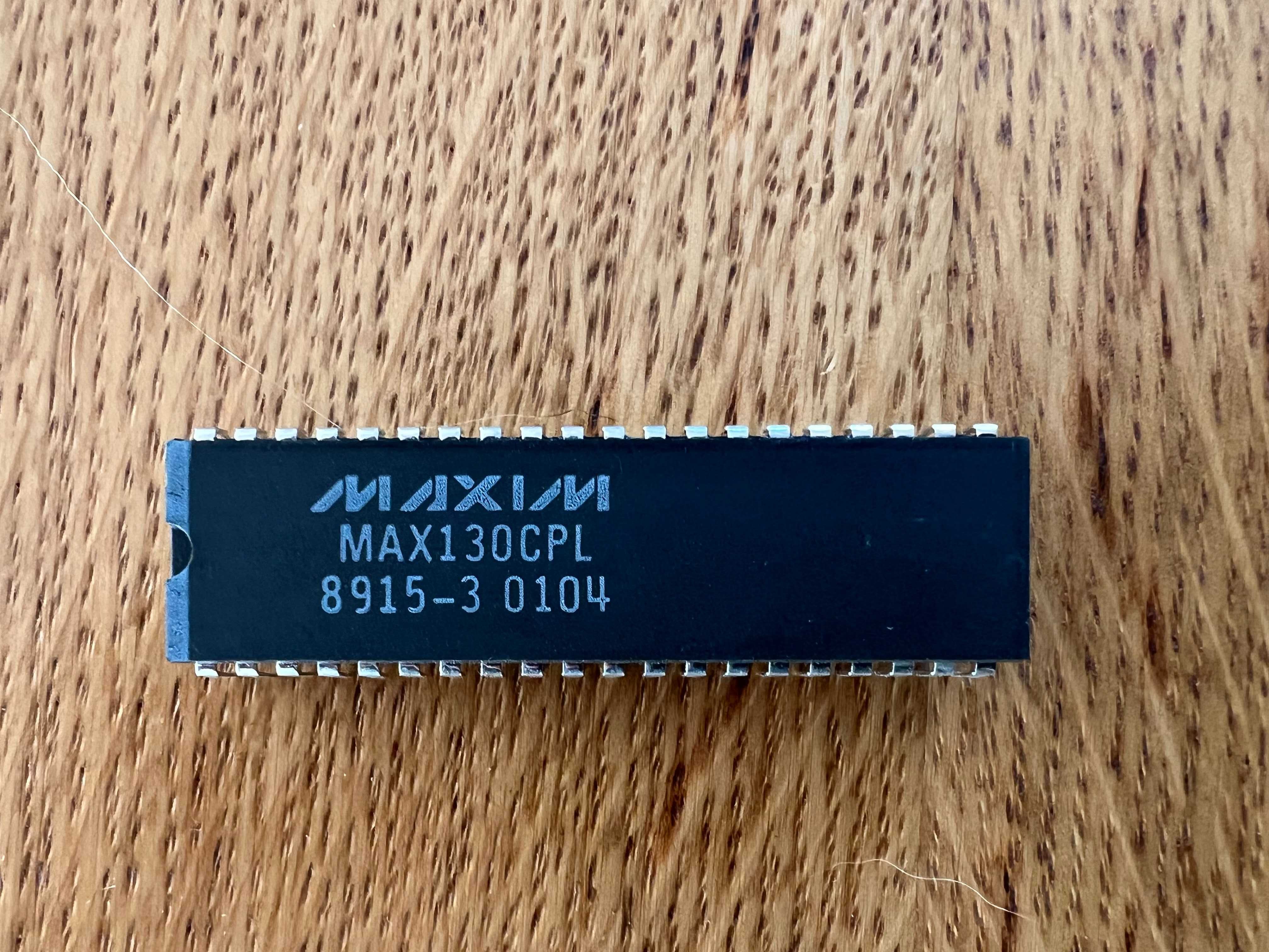 Układ scalony MAX130CPL stosowany w miernikach METEX M-3630 i M-3650