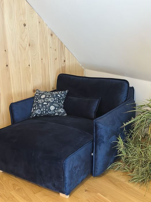 Piekny fotel leżanka, rozjladany na łóżko, granatowy