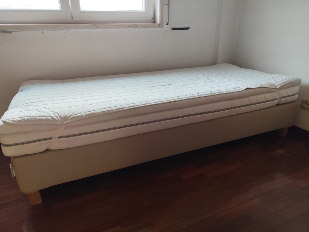 Estrutura de cama 90x200 com colchão e capa protetora. 
Como novo.
Mar