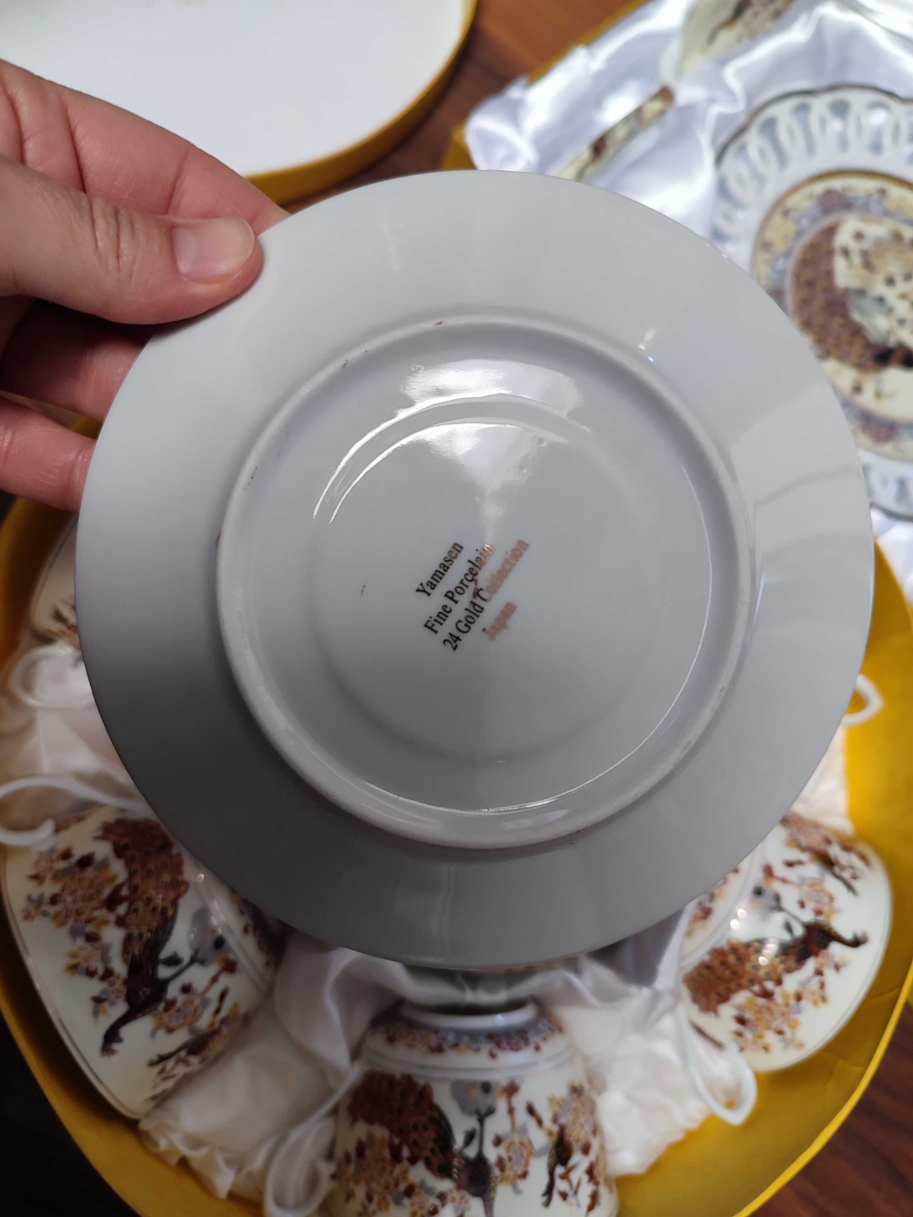 Zestaw porcelany talerz łopatka filiżanki podstawki wzór pawie