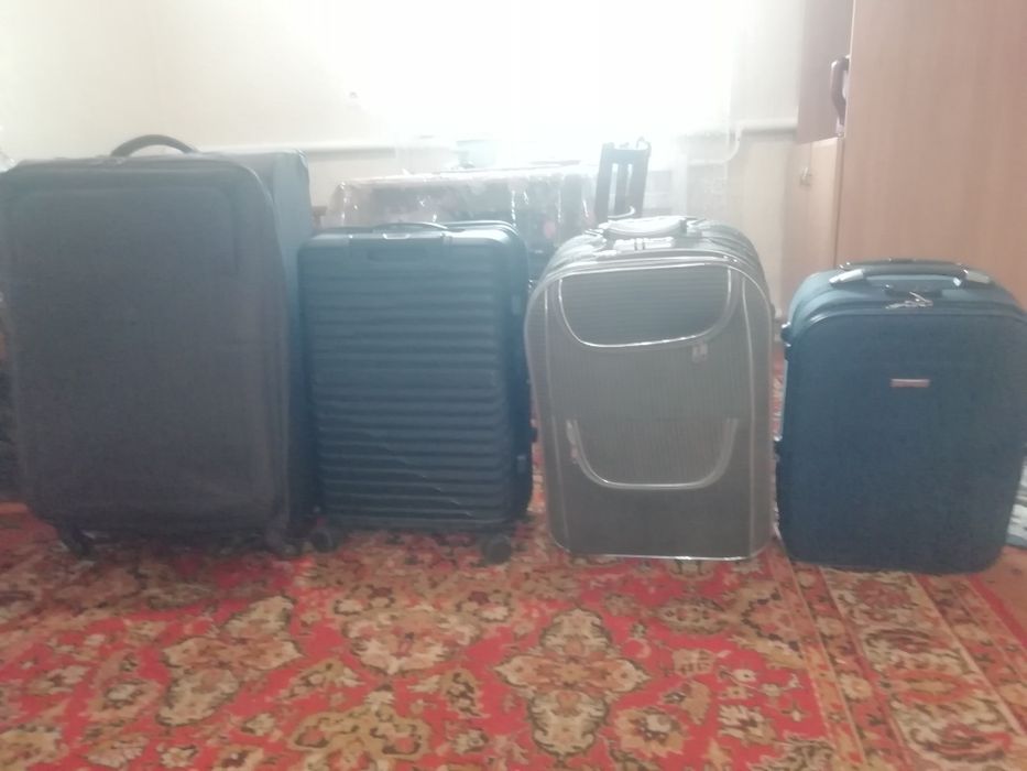 Продам чемоданы 4 шт..