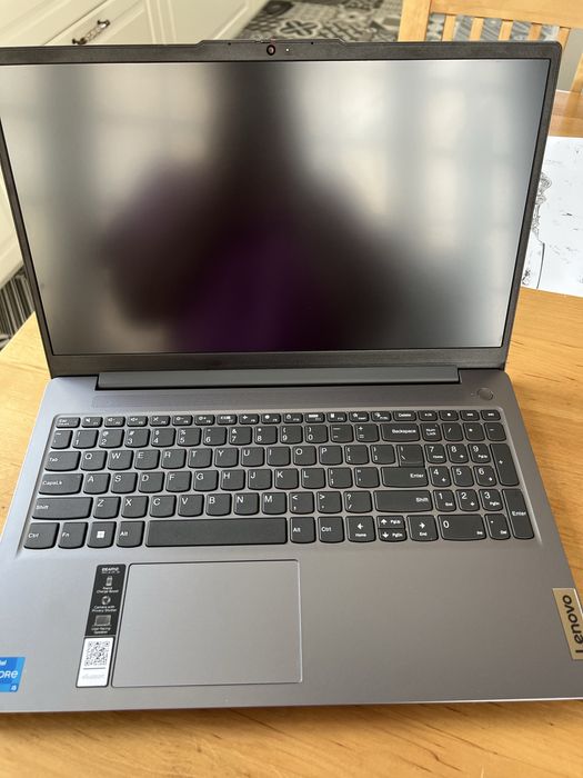Lenovo IdeaPad Slim 3 15IAH8 15,6”  i5-12450H 16 GB TAM 1TB