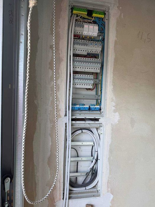 Продам зданий таунхаус в Крихівцях з чорновим ремонтом у закритому ЖК