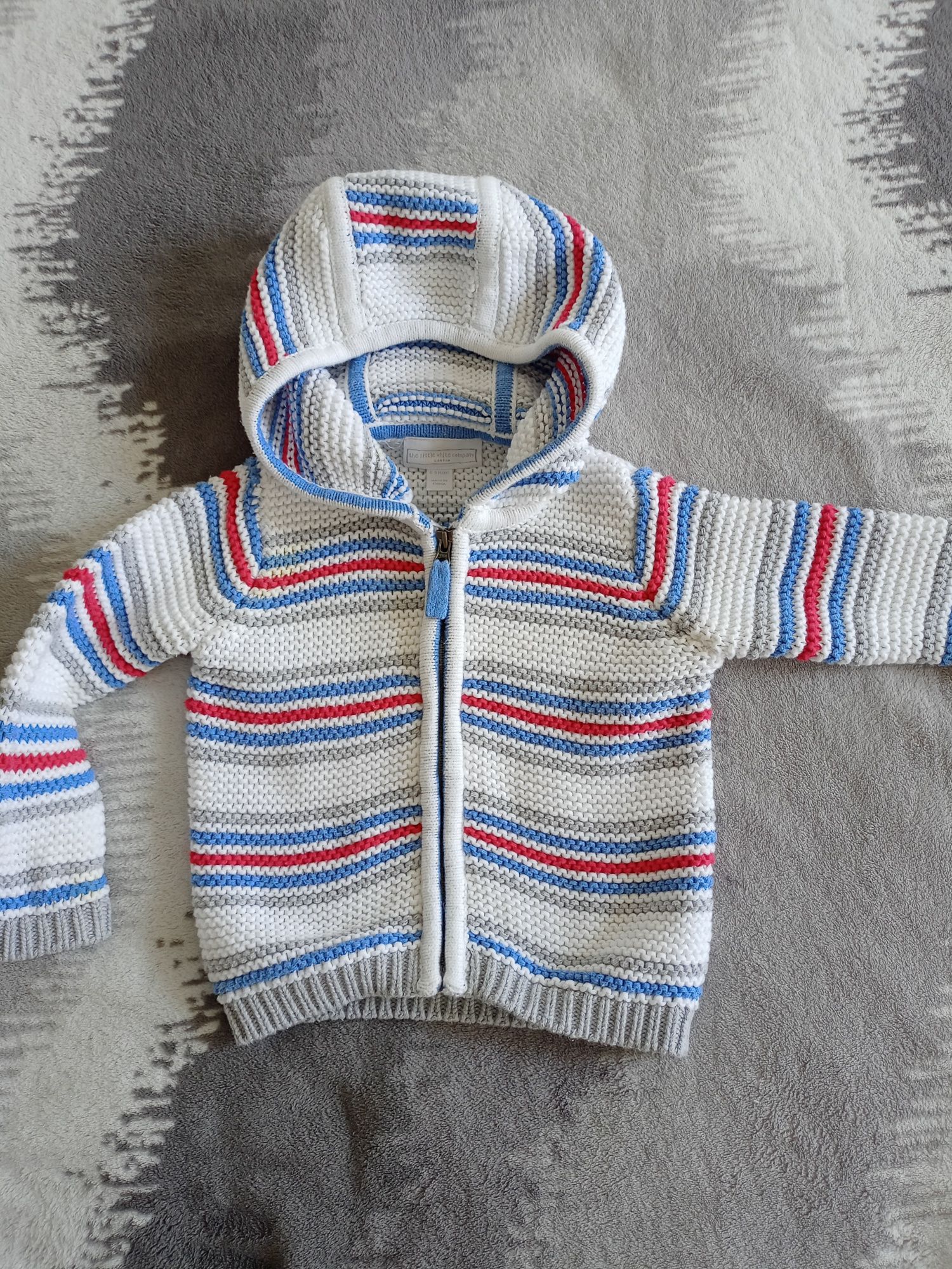 Sweterek dla niemowlaka.