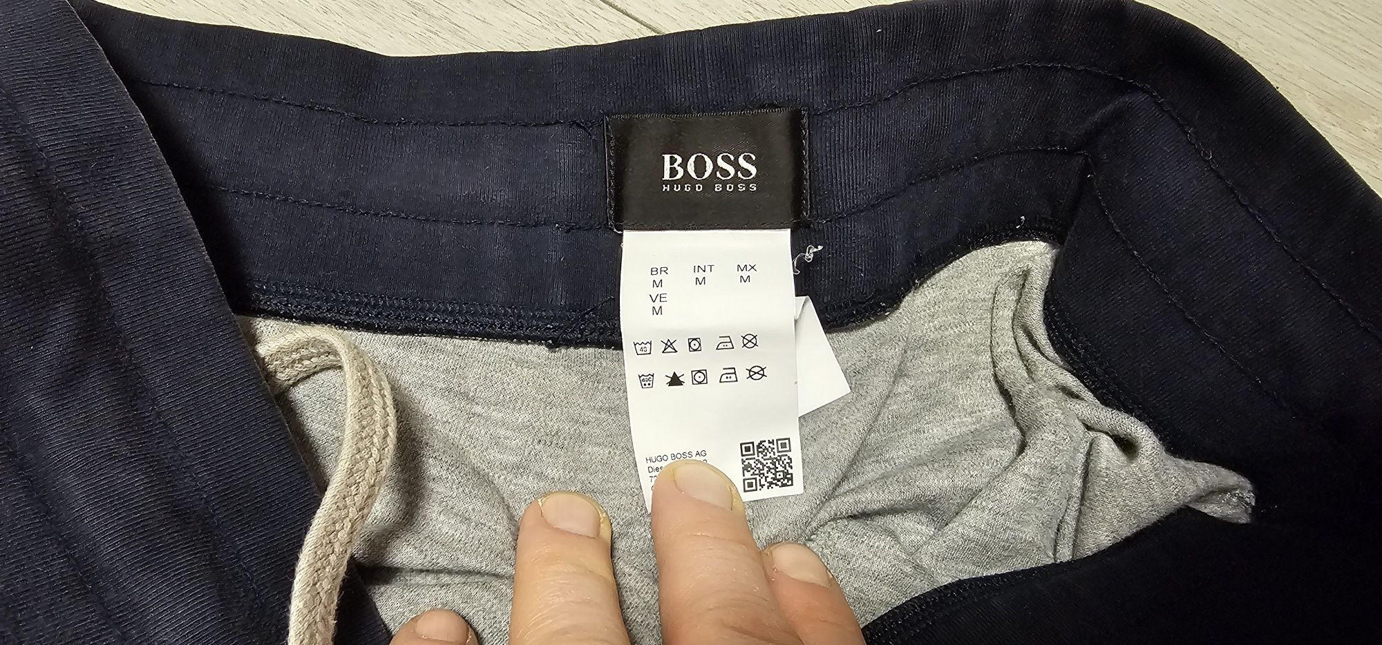 Dres HUGO BOSS rozmiar M wymiary na zdjęciach stan bardzo dobry