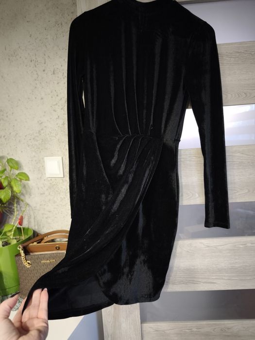 Welurowa sukienka Reserved S
