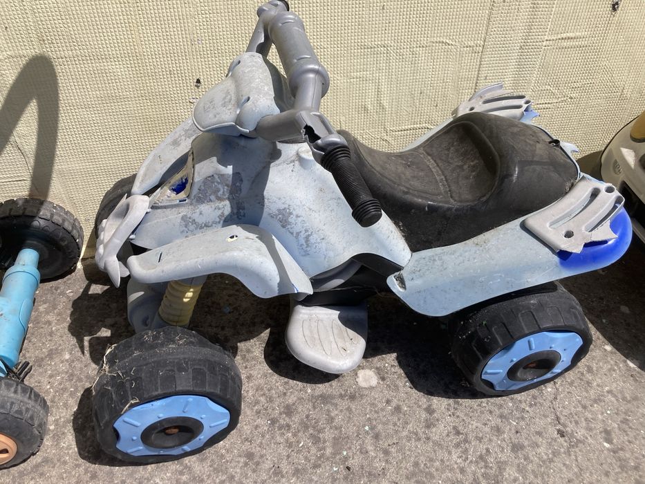 Bicicletas, carro e quadricicolo