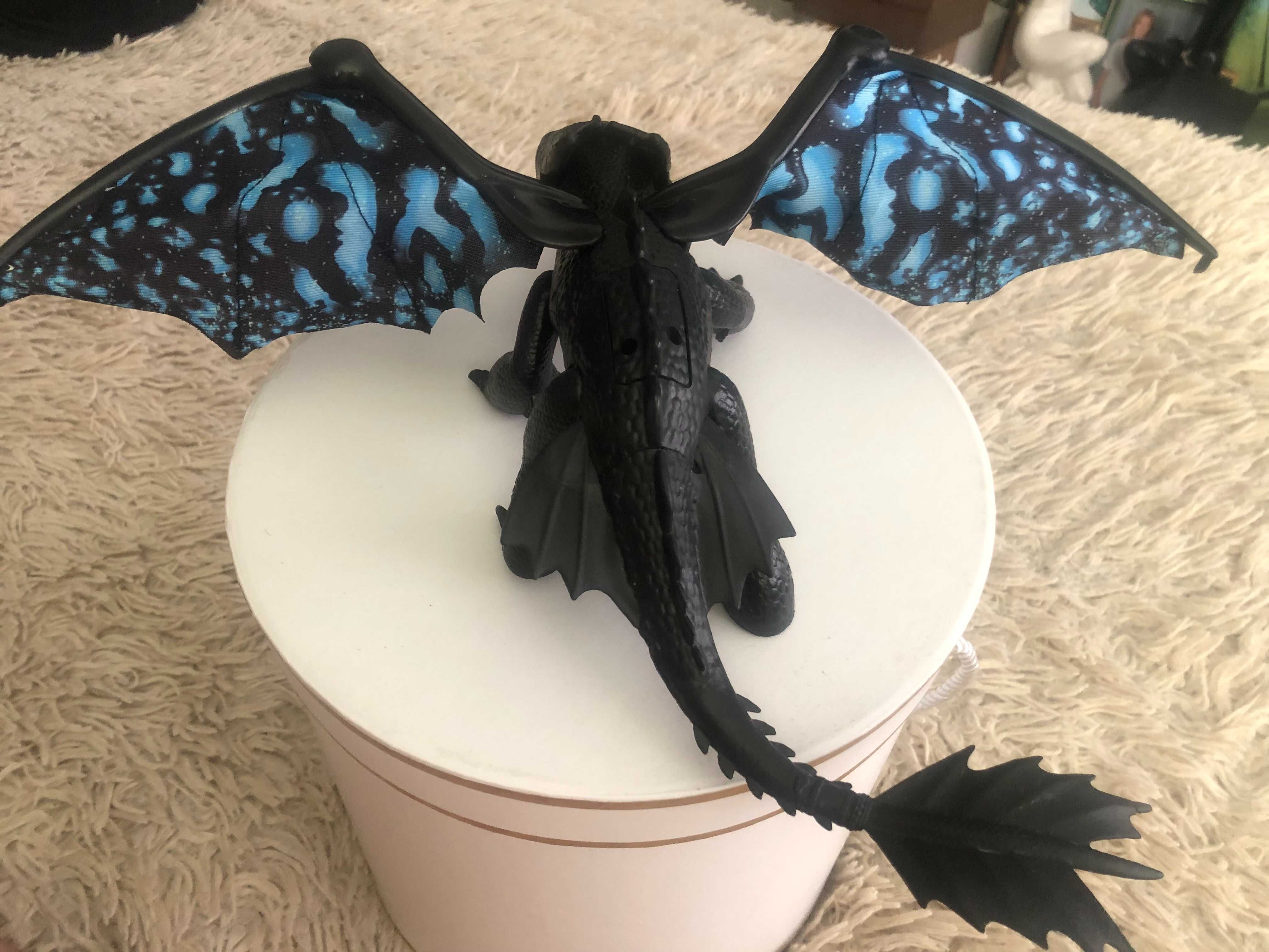 Беззубик Toothless и Тиранозавр