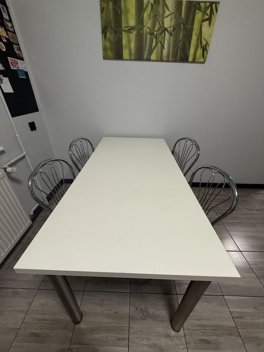 Stół z krzesłami