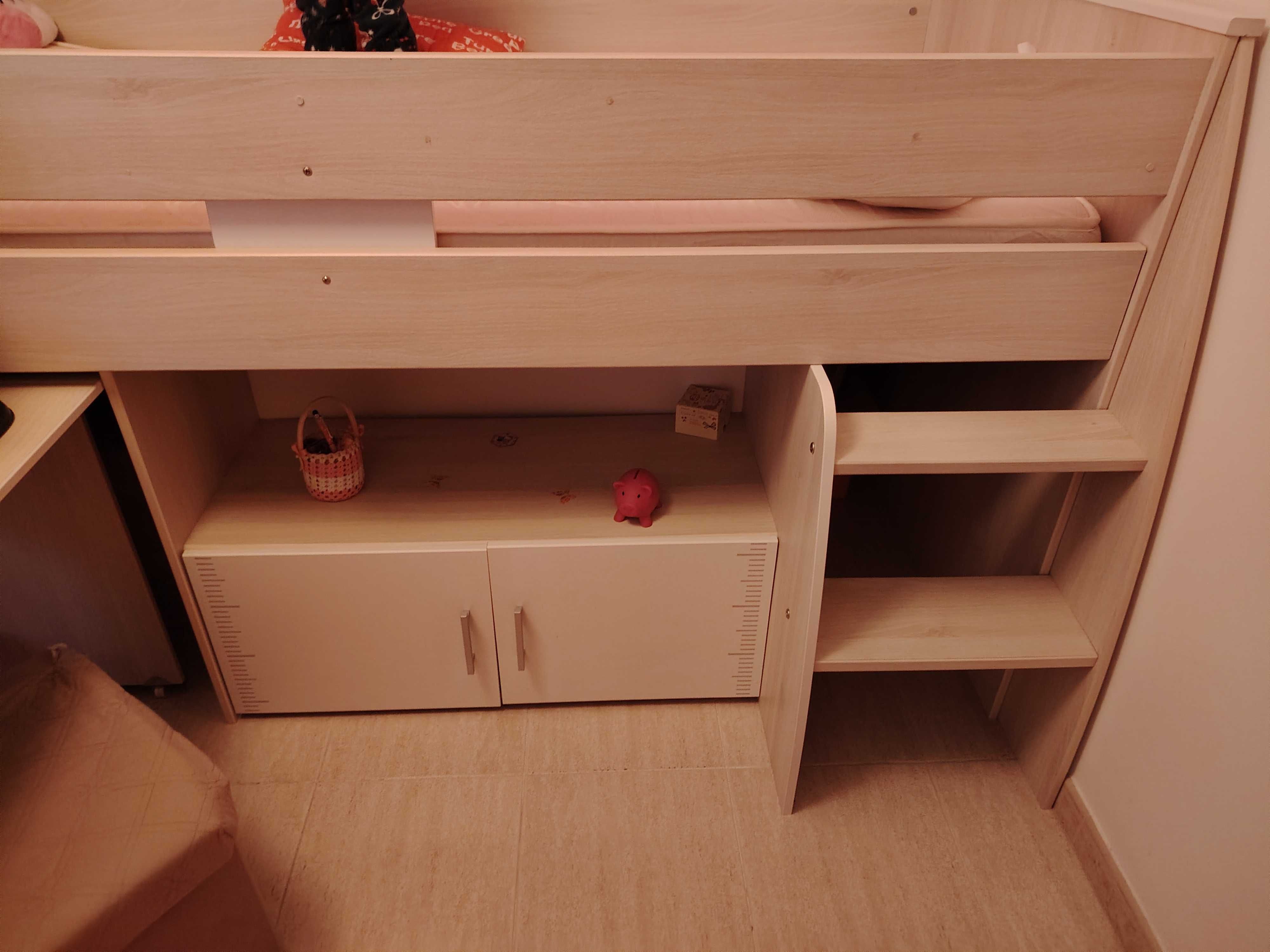 Cama criança com secretária