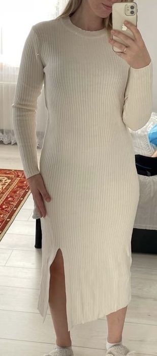 Молочна сукня прямого крою з розрізом