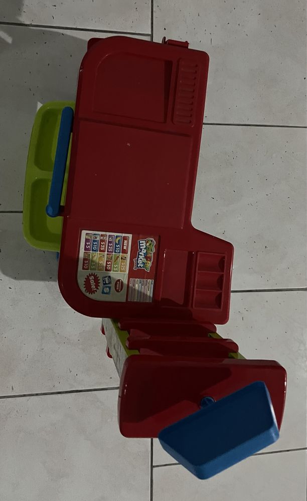 Supermercado crianca e cesto compras
