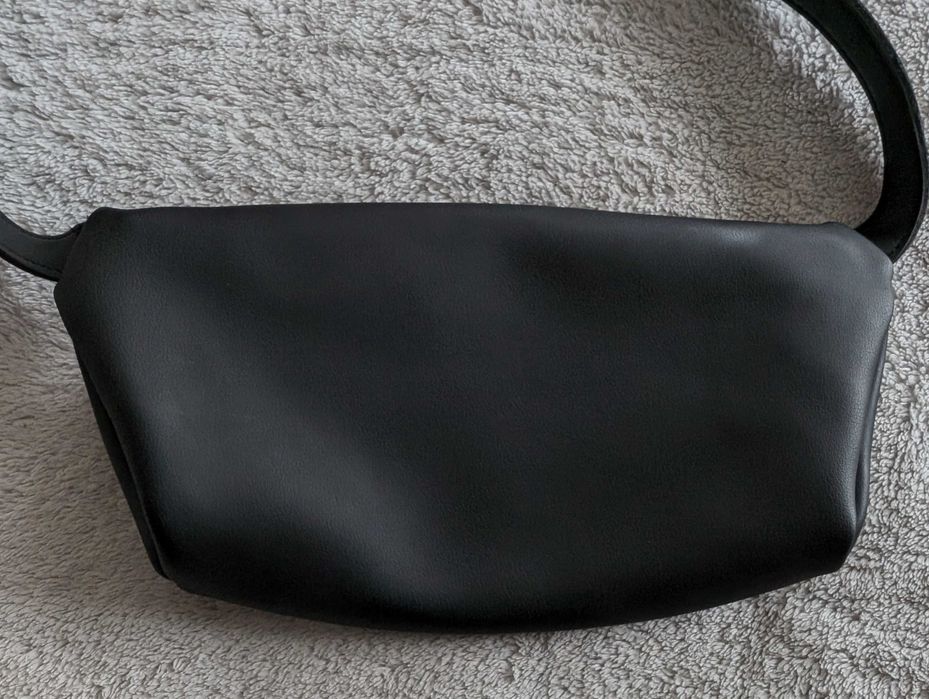 Czarna elegancka skórzana torebka nerka saszetka Cropp skaj jak nowa