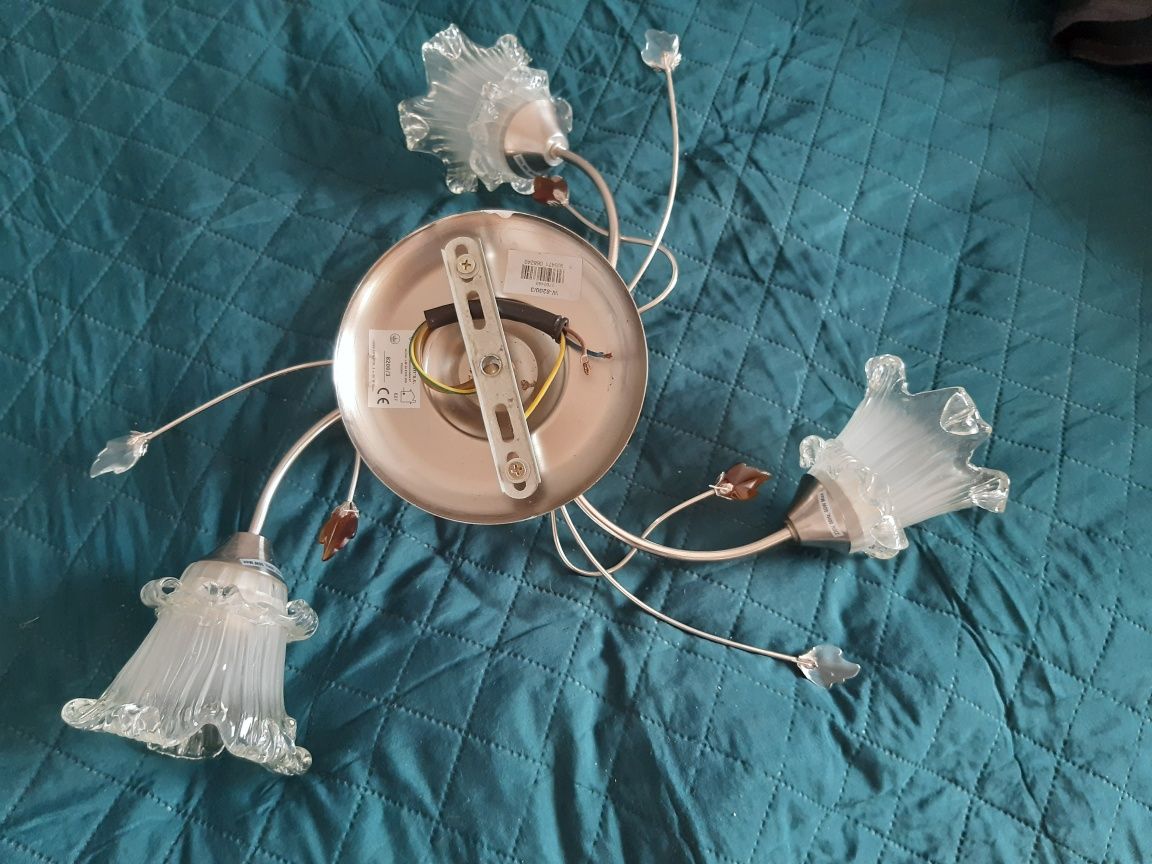 Lampa z 3 kloszami w kształcie kwiatów boho