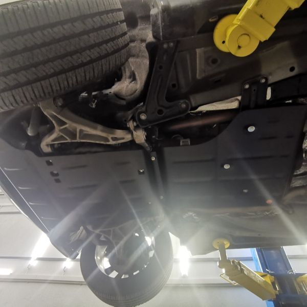 Защита поддона двигателя Jeep Grand Cherokee IV (WK2) Захист двигуна
