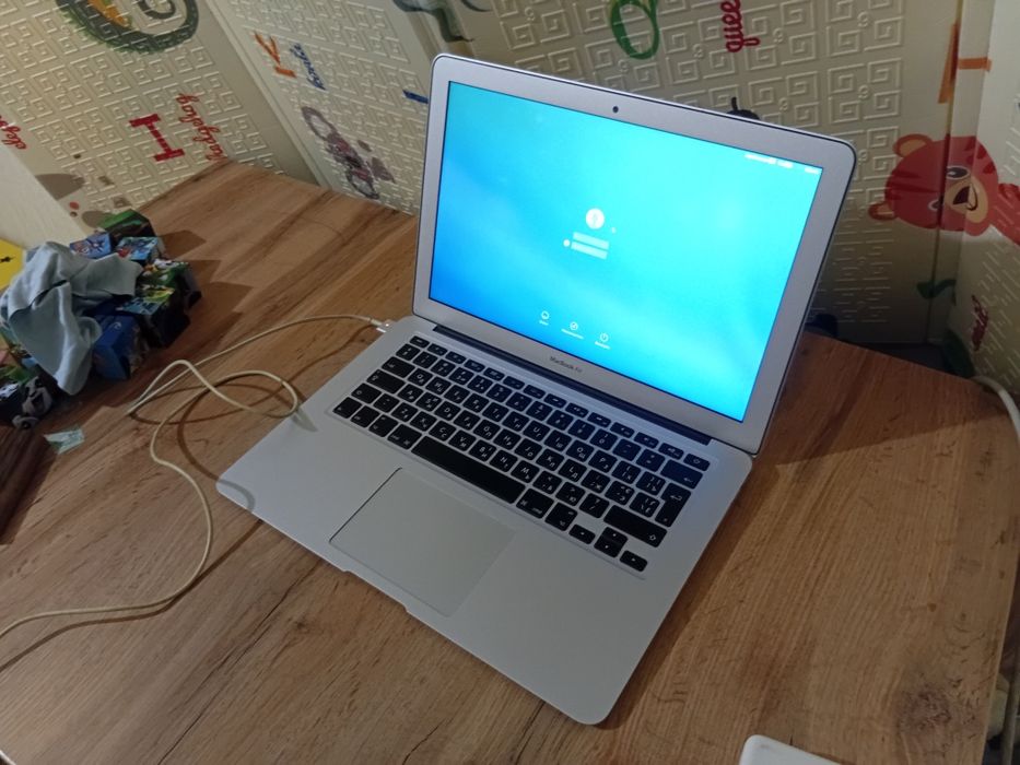 Макбук MacBook Air 2015рік(потребує заміни батареї)+встановлення macOS