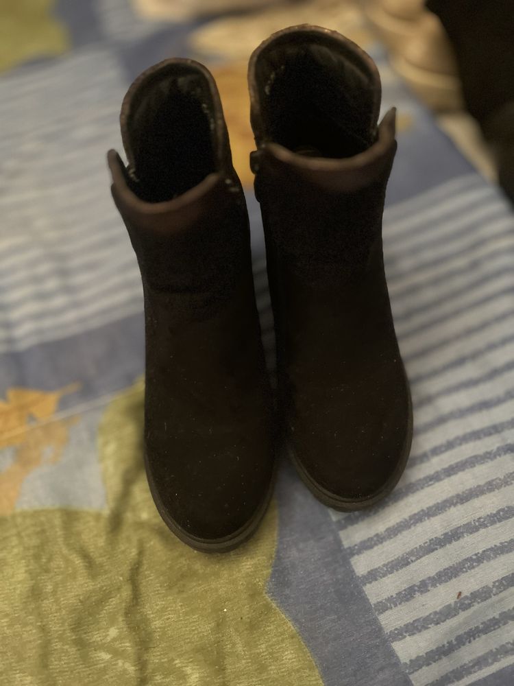 Botas com salto alto meio cano