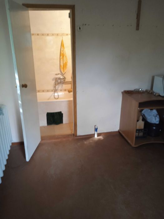 Будинок з комунікаціями та міською пропискою