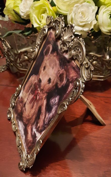 Moldura de prata trabalhada, muito bonita. 
Tem vid