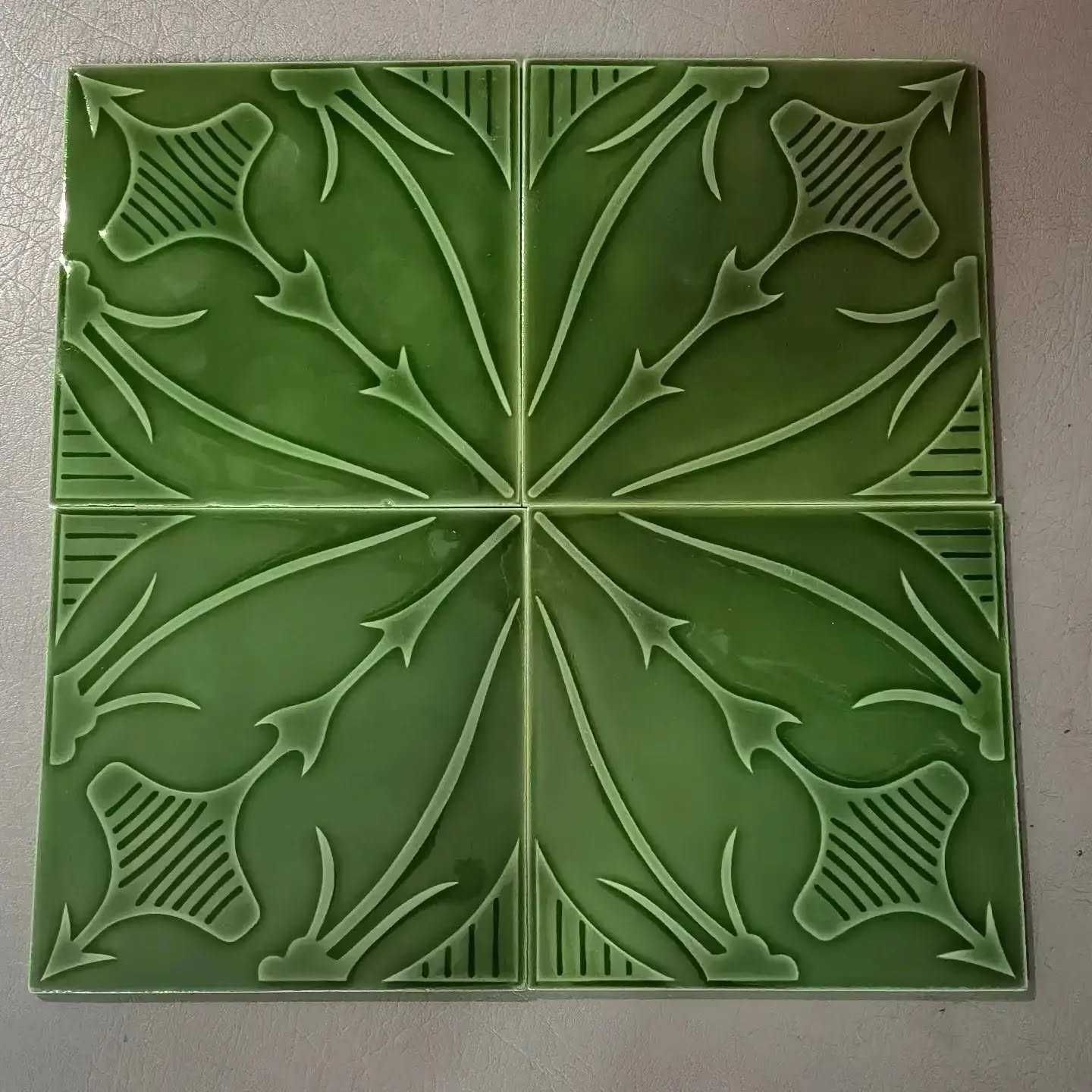 Quadra de azulejos verde modernistas com relevo Cesol 15x15cms
