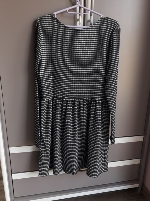 Rozkloszowana krótka sukienka z długim rękawem w paski M Reserved nowa