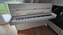 Pianino Nyland & Son Intra – białe, eleganckie, z duszą