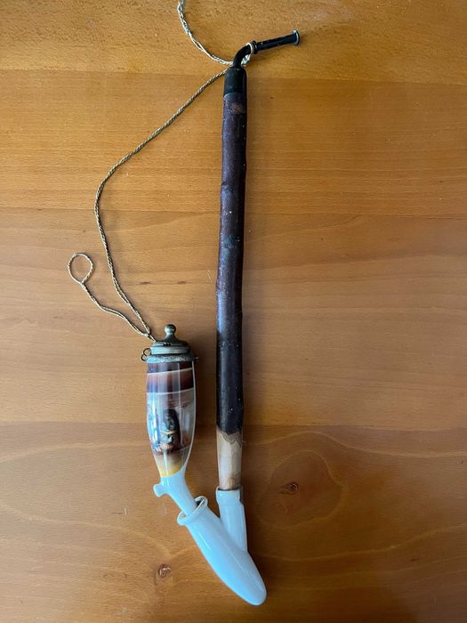 Cachimbo antigo em porcelana pintada e madeira