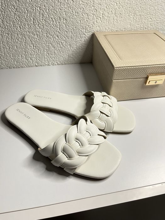 Новенькі білі босоніжки рощмір 39 м,які