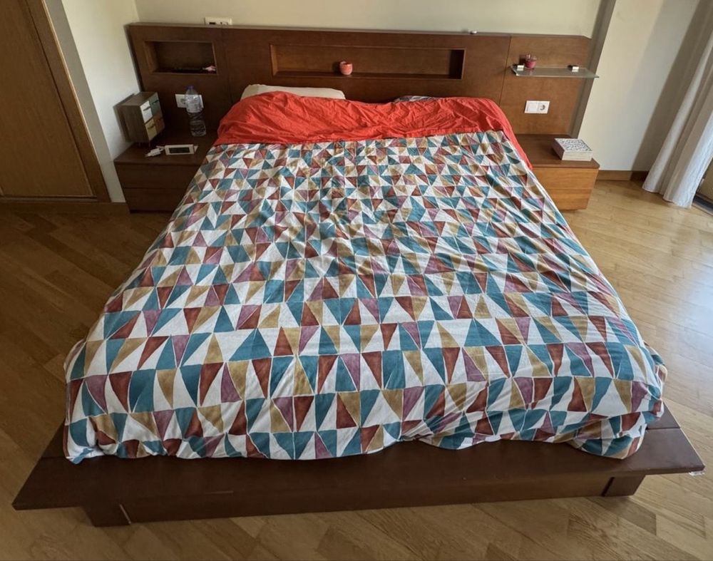 Cama casal com mesas cabeceira