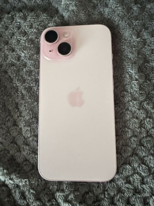 iPhone 15 różowy