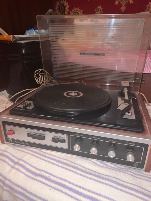 Виниловый проигрыватель Akords Stereo с колонками