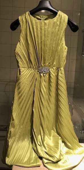 Elegante vestido comprido verde lima com leve plissado