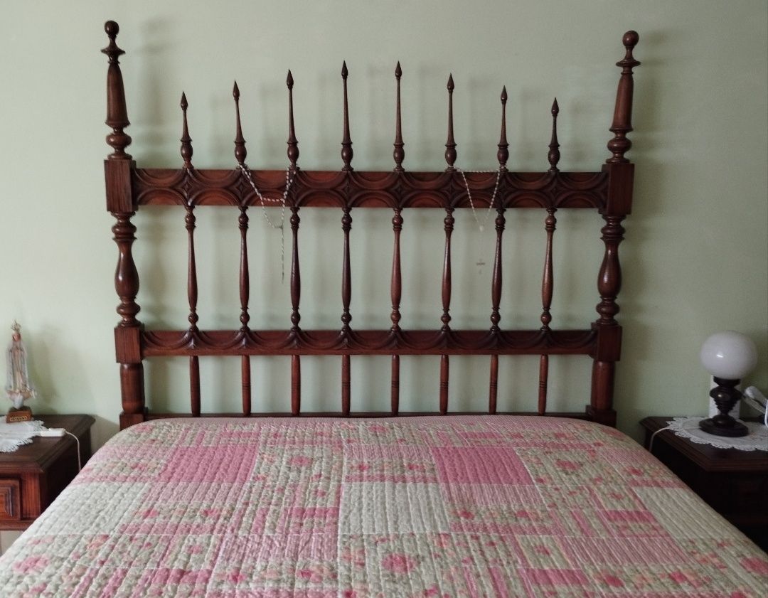 Cama, cómoda e mesinhas cabeceira madeira maciça